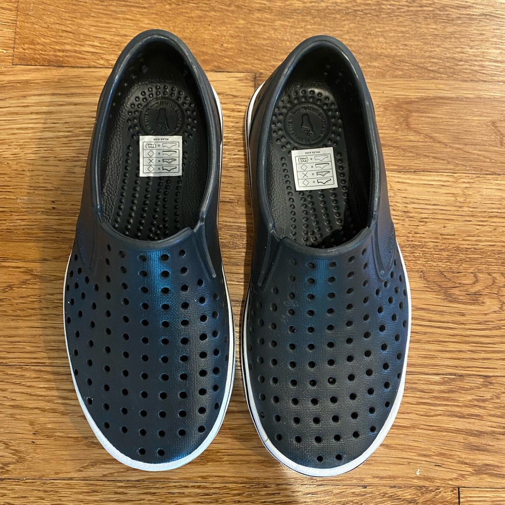 NWOT black size J1 Natives Miles style new without tags